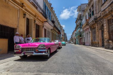 Havana, Küba - 26 Mayıs 2019: Canlı ve parlak güneşli bir sabah sırasında Eski Havana City sokaklarında Klasik Eski Amerikan Taksi Arabası.