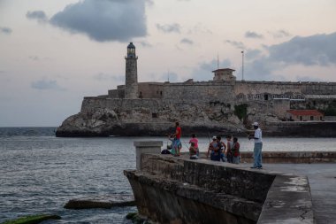 Havana, Küba - 19 Mayıs 2019: Arka planda Jos Mart Memorial ile Plaza de la Revolucin'de Eski Klasik Amerikan Taksi Arabası