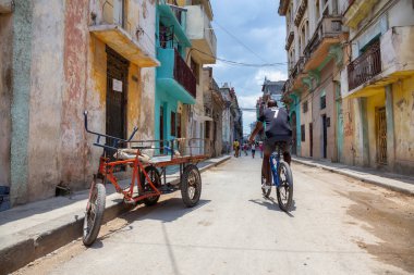 Havana, Küba - 29 Mayıs 2019: Eski Havana City, Küba'nın başkenti, aydınlık ve güneşli bir gün boyunca dezavantajlı yerleşim mahallesokak görünümü.