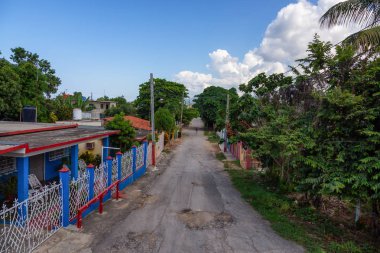 Trinidad, Küba yakınlarındaki La Boca, küçük bir kasabada bir yerleşim mahallede bir yol havadan görünümü.