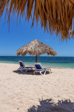 Parlak ve güneşli bir günde, Triniday, Küba'da Karayip Denizi'nde kumlu bir plaj, Playa Ancon, güzel bir görünüm.