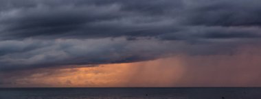 Karanlık, yağmurlu ve renkli bir sabah gün doğumu sırasında Okyanus üzerinde bir bulutsu dramatik Panoramik Görünümü. Trinidad, Küba'da Beach Ancon'u ele geçirdi.