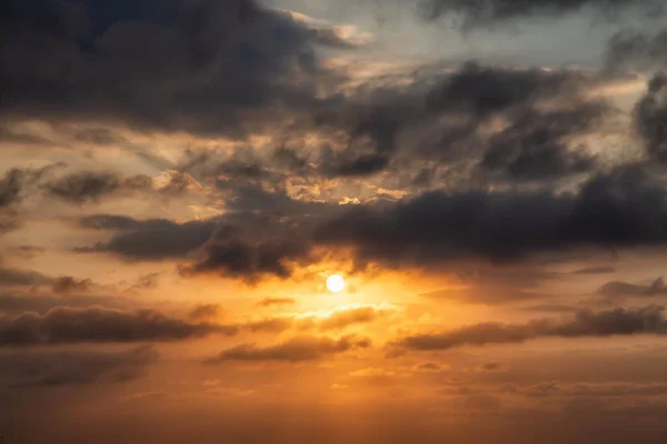 Dramatische Weergave Van Een Cloudscape Tijdens Een Donkere Kleurrijke Zonsondergang — Stockfoto