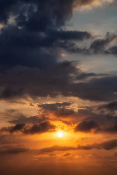Dramatische Weergave Van Een Cloudscape Tijdens Een Donkere Kleurrijke Zonsondergang — Stockfoto