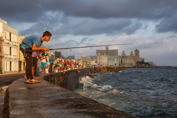 Havana Kuba Května 2019 Kubánští Lidé Loví Oceánu Brzy Ráno — Stock fotografie