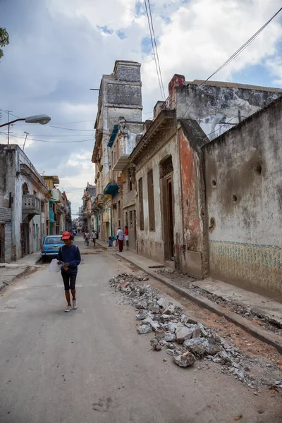 Havana Cuba Maio 2019 Vista Rua Bairro Residencial Desfavorecido Cidade — Fotografia de Stock