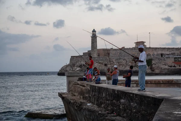 Havana, Küba - 19 Mayıs 2019: Arka planda Jos Mart Memorial ile Plaza de la Revolucin'de Eski Klasik Amerikan Taksi Arabası