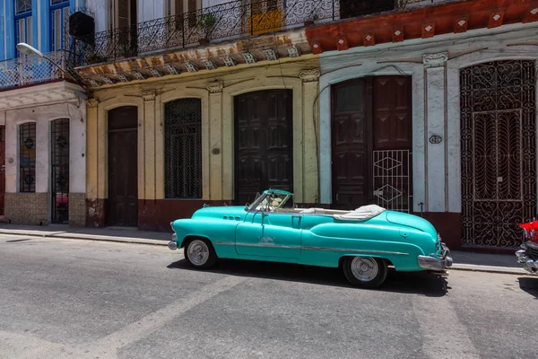 哈瓦那 2019年5月26日 在哈瓦那老城的街道上 在一个充满活力和明亮的阳光明媚的早晨的经典美国老出租车 — 图库照片