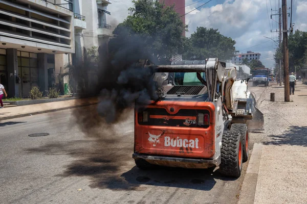 Гавана Куба Травня 2019 Важке Обладнання Будівельна Машина Працює Вулицях — стокове фото