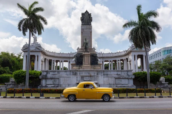 Havana Cuba Maio 2019 Old Classic American Car Com Monumento — Fotografia de Stock