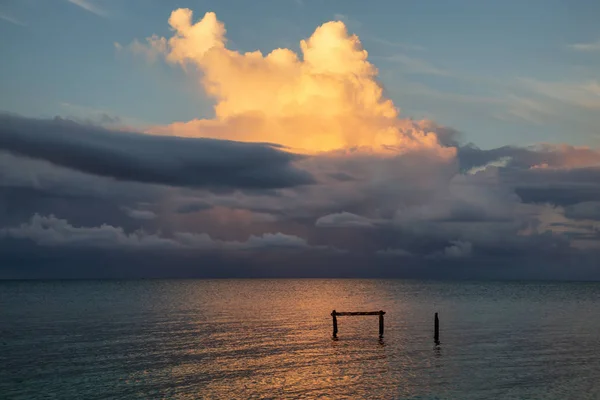 Dramatischer Blick Auf Eine Wolkenlandschaft Über Dem Ozean Während Eines — Stockfoto