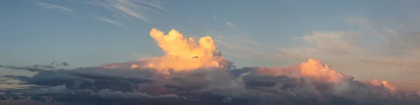 Dramatisch Panoramisch Uitzicht Een Cloudscape Tijdens Een Donkere Regenachtige Kleurrijke — Stockfoto