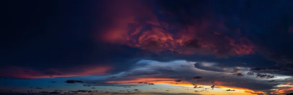 Dramatyczny Panoramiczny Widok Cloudscape Ciemnym Kolorowym Zachodzie Słońca Przejęta Plaża — Zdjęcie stockowe