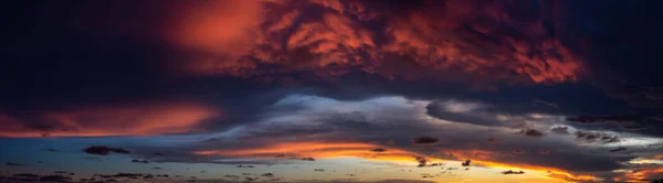 Dramática Vista Panorámica Paisaje Nublado Durante Una Oscura Colorida Puesta — Foto de Stock