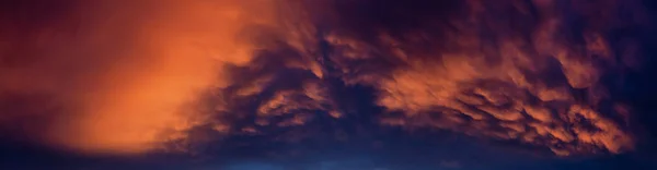 Dramática Vista Panorámica Paisaje Nublado Durante Una Oscura Colorida Puesta — Foto de Stock