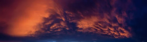 Dramática Vista Panorámica Paisaje Nublado Durante Una Oscura Colorida Puesta — Foto de Stock