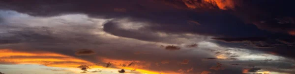 Dramatisch Panoramisch Uitzicht Een Cloudscape Tijdens Een Donkere Kleurrijke Zonsondergang — Stockfoto