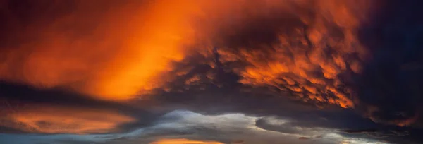 Dramática Vista Panorámica Paisaje Nublado Durante Una Oscura Colorida Puesta — Foto de Stock