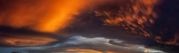 Dramática Vista Panorámica Paisaje Nublado Durante Una Oscura Colorida Puesta — Foto de Stock