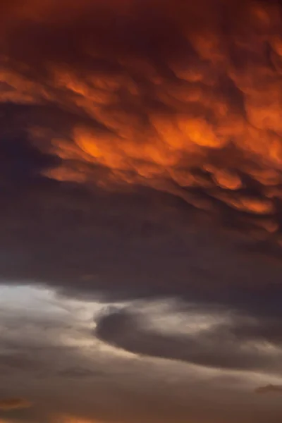 Dramatisch Panoramisch Uitzicht Een Cloudscape Tijdens Een Donkere Kleurrijke Zonsondergang — Stockfoto