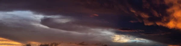 Dramatyczny Panoramiczny Widok Cloudscape Ciemnym Kolorowym Zachodzie Słońca Przejęta Plaża — Zdjęcie stockowe