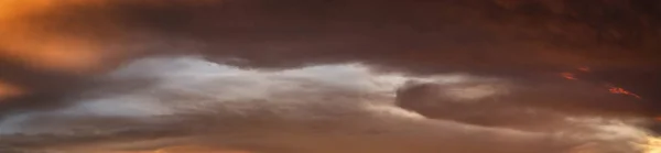 Драматический Вид Облаков Время Тёмного Цветного Заката Захвачен Над Пляжем — стоковое фото