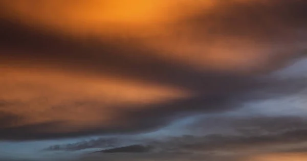 Dramatisch Panoramisch Uitzicht Een Cloudscape Tijdens Een Donkere Kleurrijke Zonsondergang — Stockfoto
