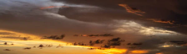 Dramatischer Blick Auf Eine Wolkenlandschaft Während Eines Dunklen Und Farbenfrohen — Stockfoto