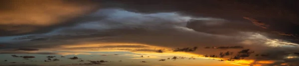 Dramática Vista Panorámica Paisaje Nublado Durante Una Oscura Colorida Puesta — Foto de Stock