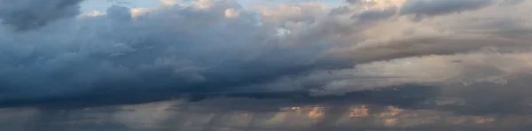 Dramatisch Panoramisch Uitzicht Een Cloudscape Tijdens Een Donkere Regenachtige Kleurrijke — Stockfoto