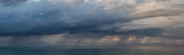 在黑暗 多雨和多彩的早晨日出期间 海洋上空的云景的戏剧性视图 接管位于古巴特立尼达的海滩安康 — 图库照片