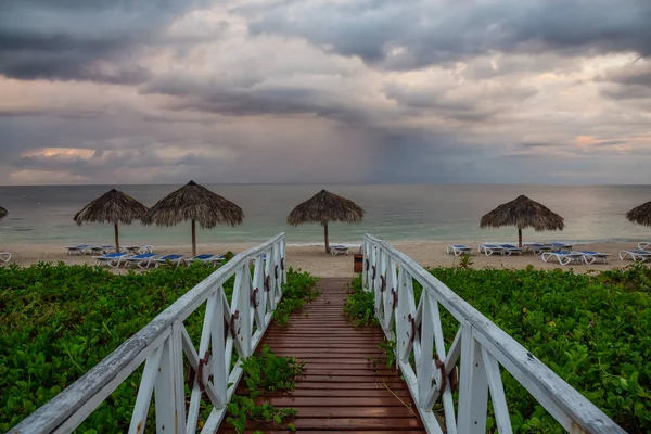 Piękny Widok Drewnianej Ścieżce Prowadzącej Piaszczystej Plaży Morzu Karaibskim Kubie — Zdjęcie stockowe
