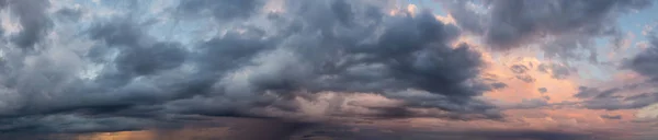 Vue Panoramique Spectaculaire Paysage Nuageux Pendant Lever Soleil Matinal Sombre — Photo
