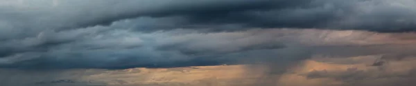 Dramatisch Panoramisch Uitzicht Een Cloudscape Tijdens Een Donkere Regenachtige Kleurrijke — Stockfoto