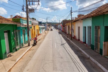 Trinidad, Küba - 6 Haziran 2019: Bulutlu ve güneşli bir günde küçük bir Küba Kasabasında bir yolun havadan görünümü.