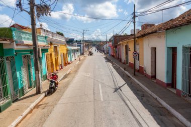 Trinidad, Küba - 6 Haziran 2019: Bulutlu ve güneşli bir günde küçük bir Küba Kasabasında bir yolun havadan görünümü.