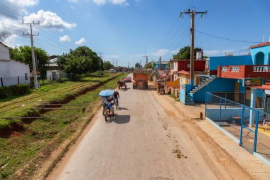 Trinidad, Küba - 6 Haziran 2019: Küçük Küba Kasabası'nın eteklerindeki bir yolun havadan görünümü.