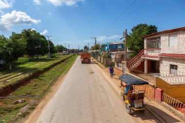 Trinidad, Küba - 6 Haziran 2019: Küçük Küba Kasabası'nın eteklerindeki bir yolun havadan görünümü.