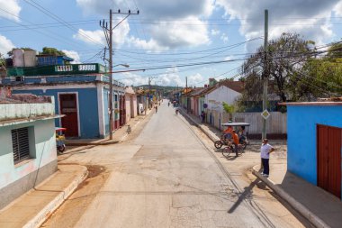 Trinidad, Küba - 6 Haziran 2019: Bulutlu ve güneşli bir günde küçük bir Küba Kasabasında bir yolun havadan görünümü.