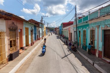 Trinidad, Küba - 6 Haziran 2019: Bulutlu ve güneşli bir günde küçük bir Küba Kasabasında bir yolun havadan görünümü.