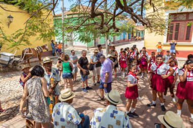 Trinidad, Küba - 6 Haziran 2019: İnsanlar canlı güneşli bir günde küçük bir Küba Kasabasının sokaklarında canlı müzik eşliğinde dans ediyorlar.