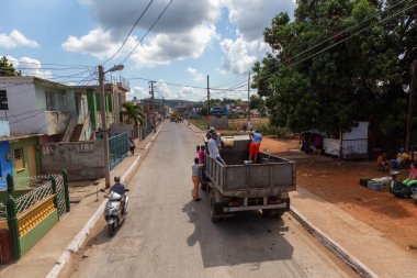 Trinidad, Küba - 6 Haziran 2019: Bulutlu ve güneşli bir günde küçük bir Küba Kasabasında bir yolun havadan görünümü.