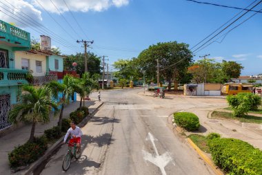 Trinidad, Küba - 6 Haziran 2019: Bulutlu ve güneşli bir günde küçük bir Küba Kasabasında bir yolun havadan görünümü.