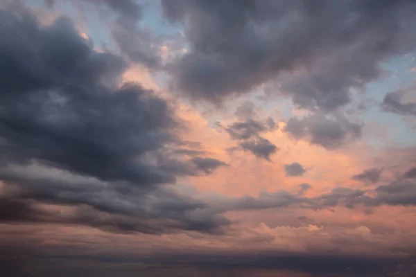 Dramatische Weergave Van Een Cloudscape Tijdens Een Donkere Regenachtige Kleurrijke — Stockfoto
