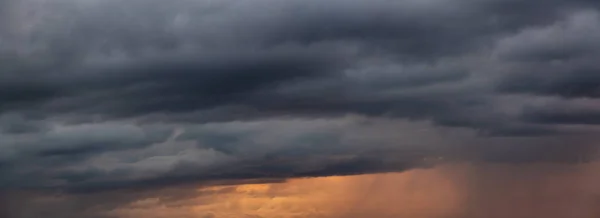 Vue Panoramique Spectaculaire Paysage Nuageux Pendant Lever Soleil Matinal Sombre — Photo