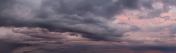 Dramatické Panoramatické Zobrazení Mračen Během Tmavého Deštivého Barevného Jitřního Východu — Stock fotografie