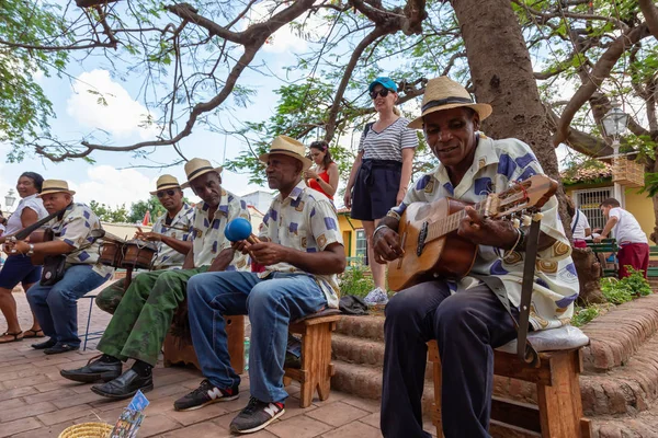 トリニダード キューバ 2019年6月6日 活気に満ちた晴れた日に小さなキューバの町の通りで演奏しているミュージシャンのバンド — ストック写真