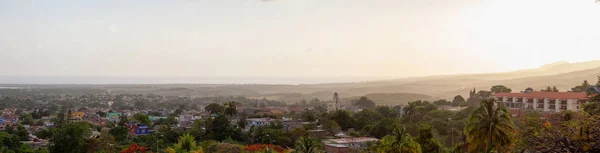 在多彩多云的日落中 鸟瞰古巴小镇 拍摄于特立尼达 — 图库照片