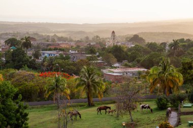 Renkli ve bulutlu bir gün batımı sırasında küçük bir turistik Küba Kasabası havadan görünümü. Trinidad, Küba'da çekilmiş.