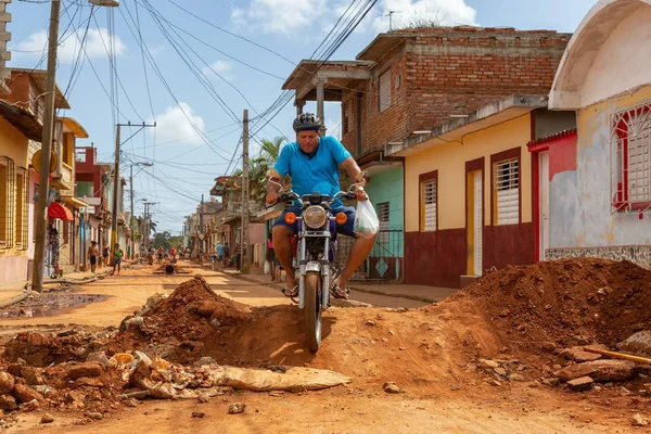 Trinidad Cuba Giugno 2019 Motociclismo Una Strada Sporca Una Piccola — Foto Stock